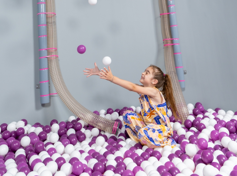 paixnidea-gr-miraggio-kid-playing-with-balls